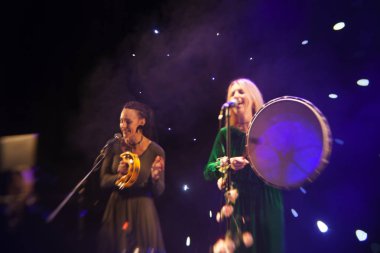 Genç sarışın kadın şarkıcı konser ışık