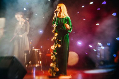 Genç sarışın kadın şarkıcı konser ışık