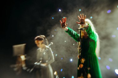 Genç sarışın kadın şarkıcı konser ışık