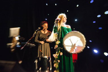 Genç sarışın kadın şarkıcı konser ışık