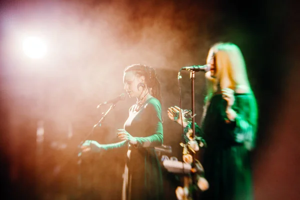 Junge Blonde Sängerin Konzert Licht — Stockfoto