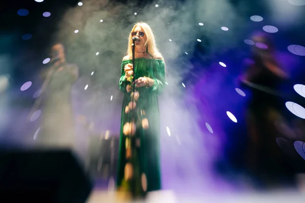 Young Blond Woman Singer Concert Light — Stock Photo, Image