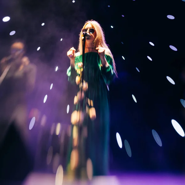 Young Blond Woman Singer Concert Light — Stock Photo, Image