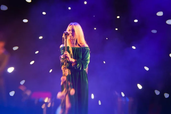 Young Blond Woman Singer Concert Light — Stock Photo, Image