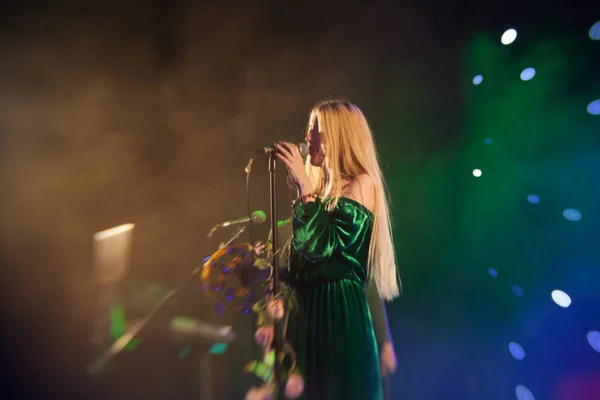 Young Blond Woman Singer Concert Light — Stock Photo, Image