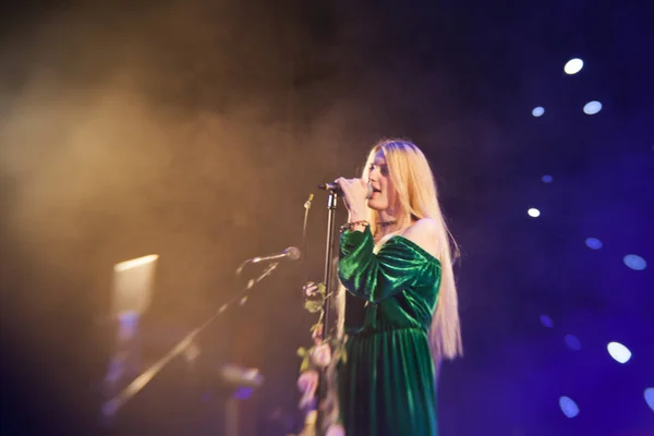 Junge Blonde Sängerin Konzert Licht — Stockfoto