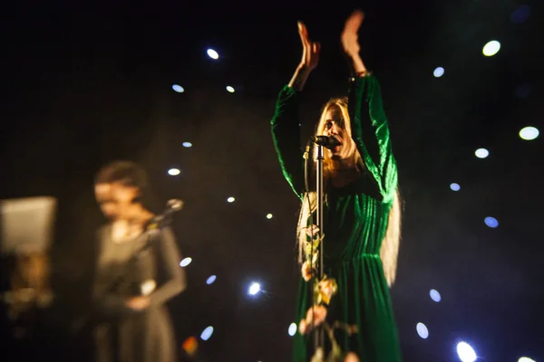 Fiatal Szőke Énekese Koncert Fény — Stock Fotó