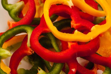 Üç renk arkaplanlı biber dilimleri