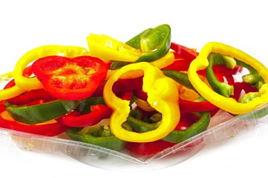 Beyaz arkaplanda izole edilmiş üç renkten oluşan pebiber dilimleri