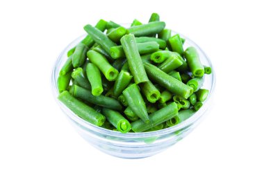 Tabaktaki yeşil fasulye beyaz arka planda izole edilmiş.