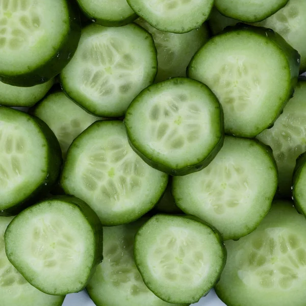 Pepino fresco e fatias fundo branco. — Fotografia de Stock