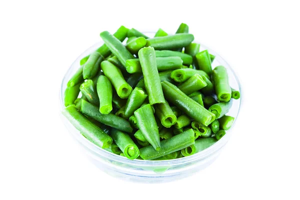 盘子里的绿豆，白色背景隔离 — 图库照片