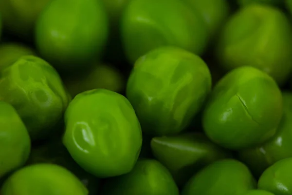 Piselli verdi macro sfondo texture vegetale — Foto Stock