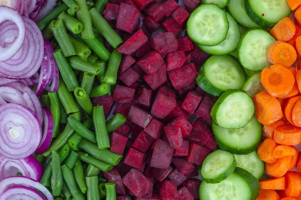 Färska hackade grönsaker ljus bakgrund — Stockfoto