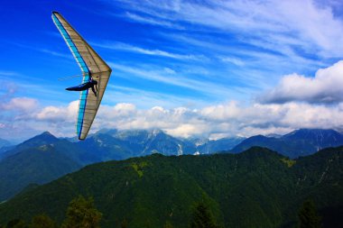 İtalyan dağlarında hang planör pilot 