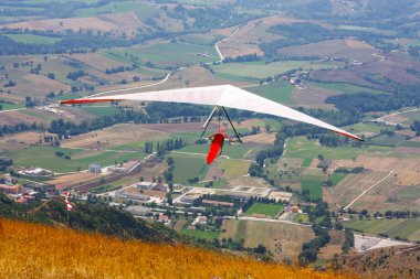 İtalyan dağlarında hang planör pilot 