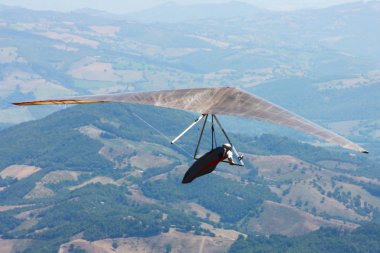 İtalyan dağlarında hang planör pilot 