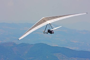 İtalyan dağlarında hang planör pilot 