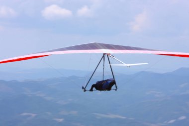 İtalyan dağlarında hang planör pilot 