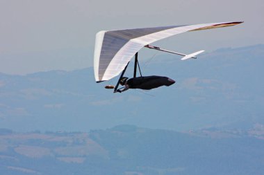 İtalyan dağlarında hang planör pilot 