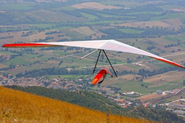 İtalyan dağlarında hang planör pilot 