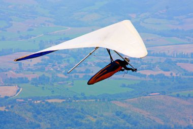 İtalyan dağlarında hang planör pilot 