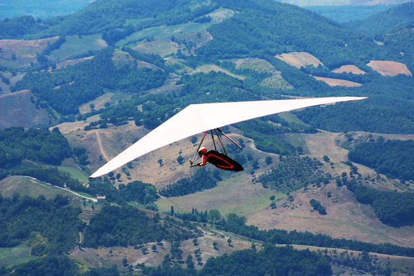 悬挂滑翔机飞行员在意大利山区 — 图库照片