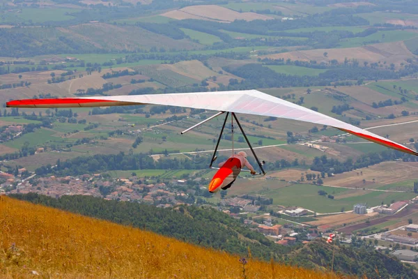 Talyan Dağlarında Hang Planör Pilot — Stok fotoğraf