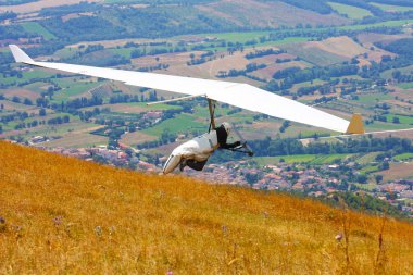 İtalyan dağlarında hang planör pilot 