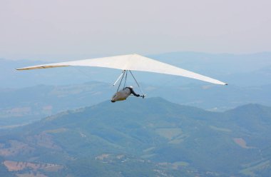 İtalyan dağlarında hang planör pilot 