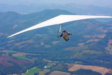 İtalyan dağlarında hang planör pilot 