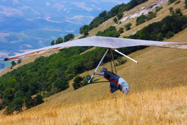 İtalyan dağlarında hang planör pilot 