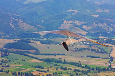 İtalyan dağlarında hang planör pilot 