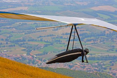 İtalyan dağlarında hang planör pilot 