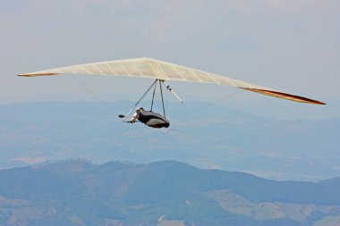 İtalyan dağlarında hang planör pilot 