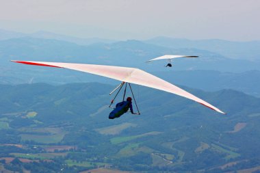 İtalyan dağlarında hang planör pilot 
