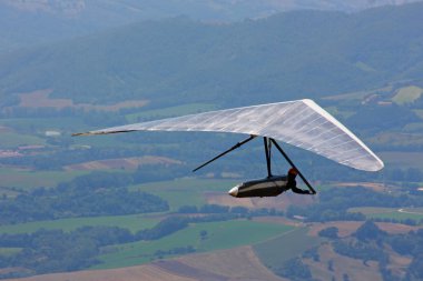 İtalyan dağlarında hang planör pilot 