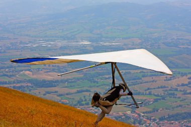 İtalyan dağlarında hang planör pilot 