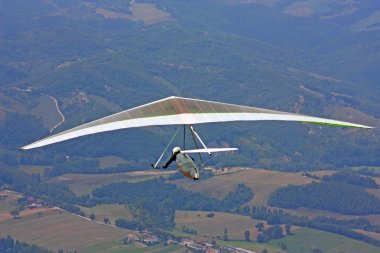 İtalyan dağlarında hang planör pilot 
