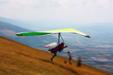 İtalyan dağlarında hang planör pilot 