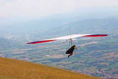 İtalyan dağlarında hang planör pilot 