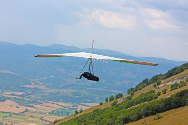 İtalyan dağlarında hang planör pilot 