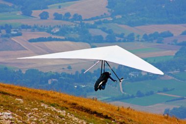 İtalyan dağlarında hang planör pilot 