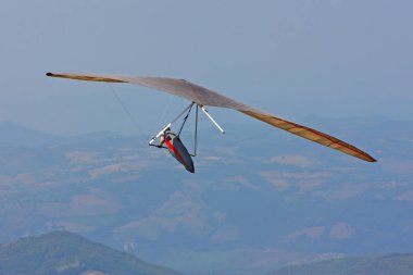 İtalyan dağlarında hang planör pilot 
