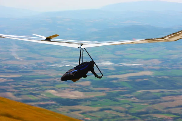 Piloto de asa-delta nas montanhas italianas — Fotografia de Stock