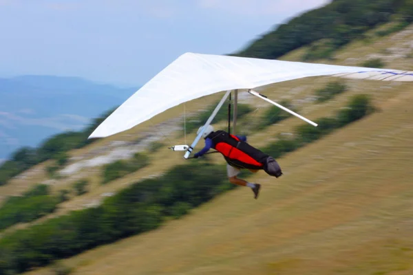 Pilot Hang szybowiec w górach włoskich — Zdjęcie stockowe