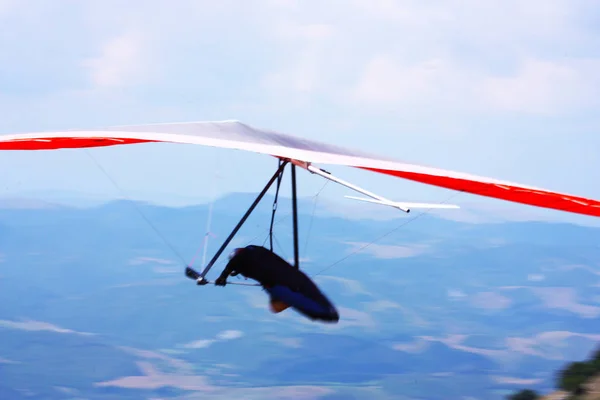 Piloto de asa-delta nas montanhas italianas — Fotografia de Stock