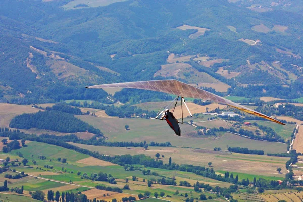 Piloto de ala delta en las montañas italianas — Foto de Stock