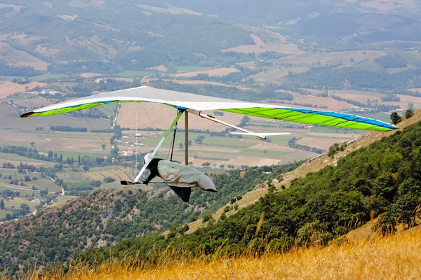 Piloto de asa-delta nas montanhas italianas — Fotografia de Stock