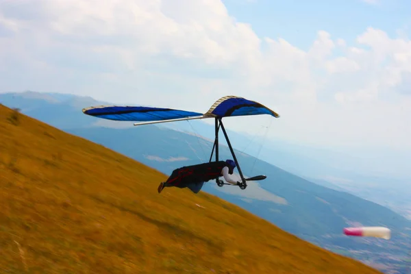 İtalyan dağlarında hang planör pilot — Stok fotoğraf